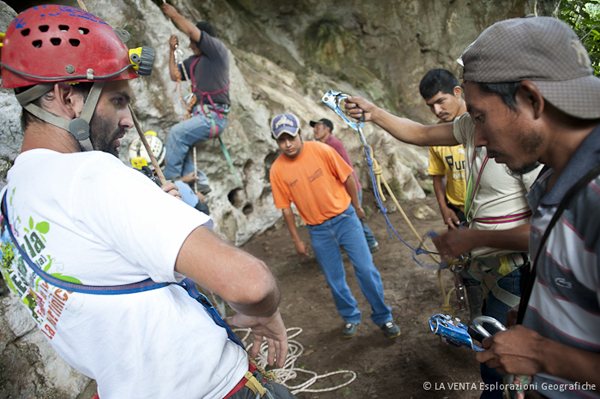 Alle prese con corde e attrezzi, aprile 2010 (foto Natalino Russo)